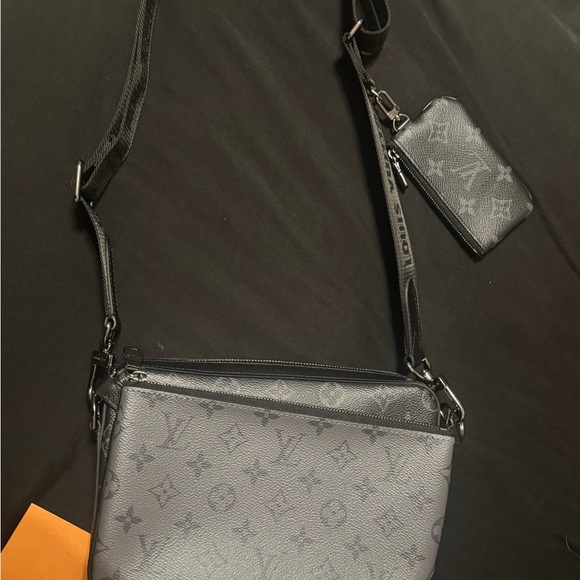 Louis Vuitton Trio Messenger Bag - Picture 2 of 3